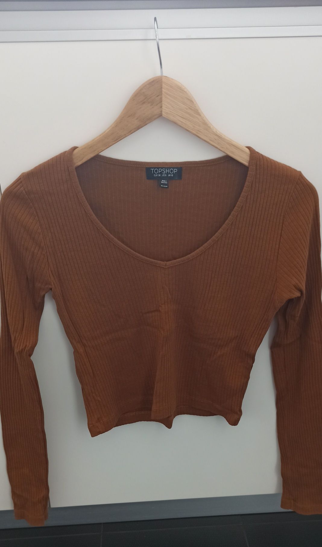 Bluzka prążkowana z długim rękawem crop top brąz camel