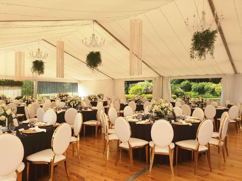 Wynajem krzesel Glamour Krakow krzesla biale ekoskora na wesele event