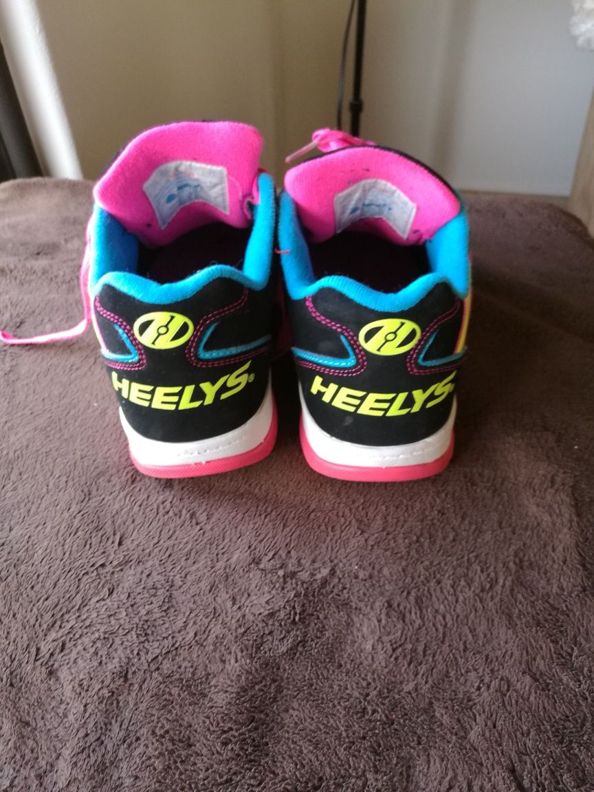 Tênis NEW BALANCE e Heelys 35