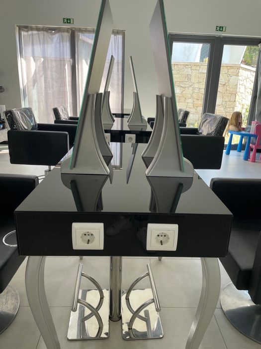 3 mesas centrais com pé elegante e tomadas nas laterias