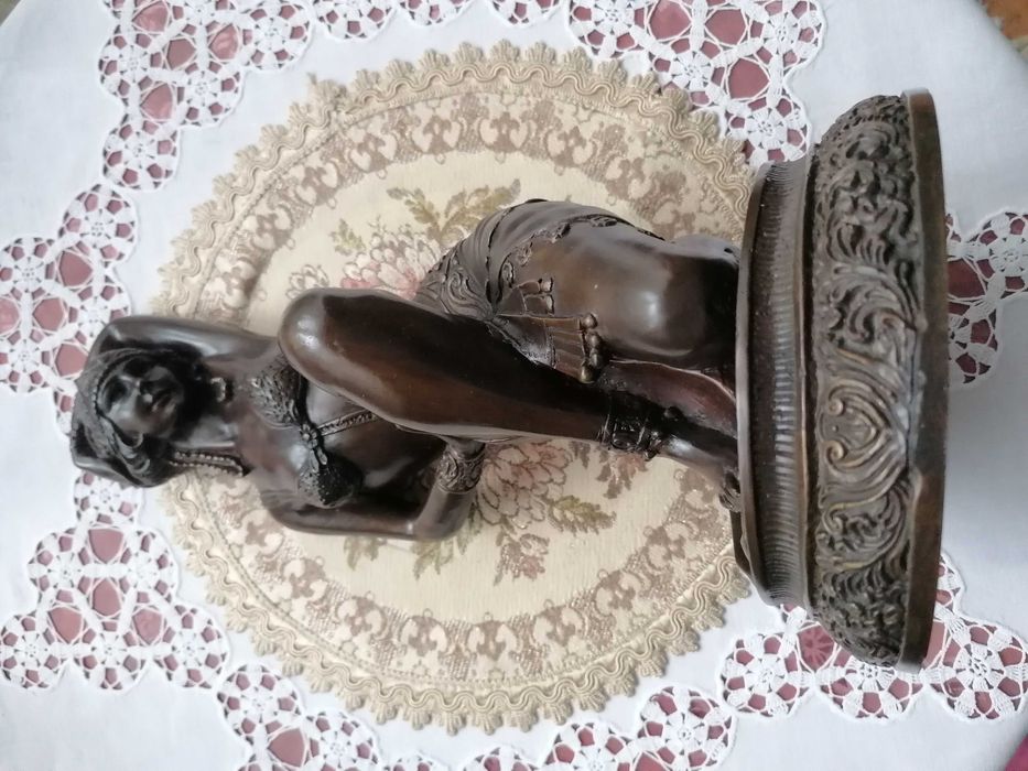 Stylowa figurka kobiety