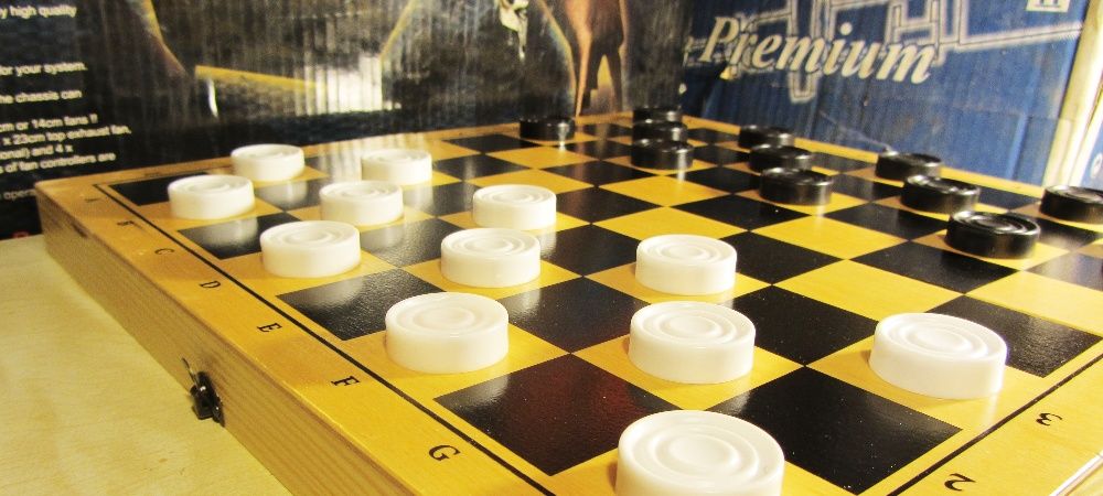 игра в шашки - комплект шахматная доска и шашки