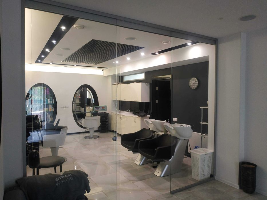 Є Світло в кабінеті 8 м2 кушетка вода в салоні краси Івасюка Оболонь