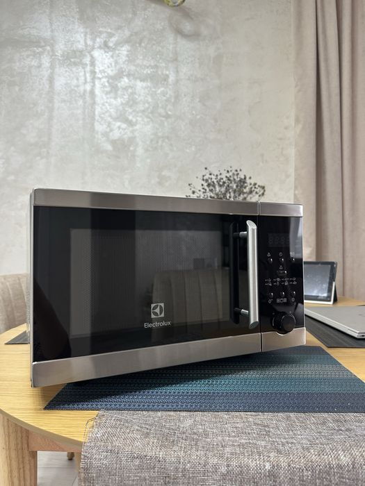 Мікрохвильова піч ELECTROLUX EMS20300OX