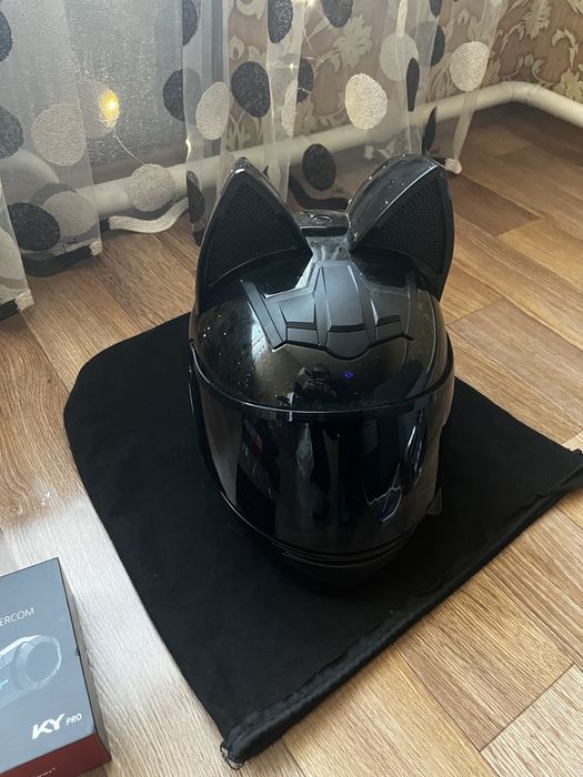 Шолом з вушками (присутня мото гарнітура)