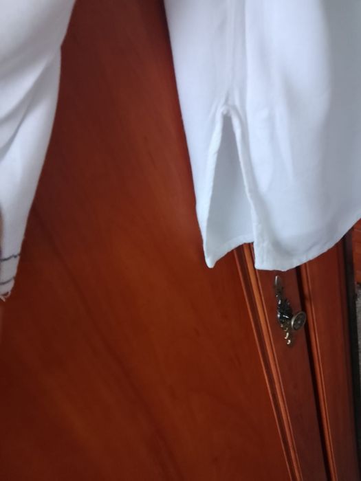 Biała koszula ze stójką i czarnym, ozdobnym ściegiem roz 46