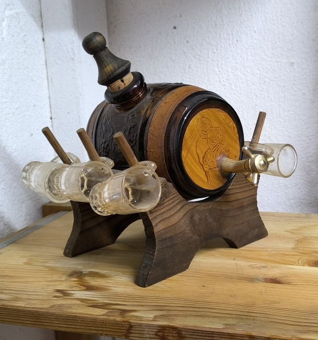 Barril de madeira com 6 copos