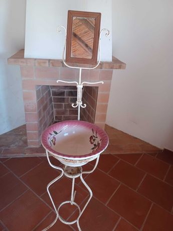 Lavatório antigo com espelho e bacia de loiça