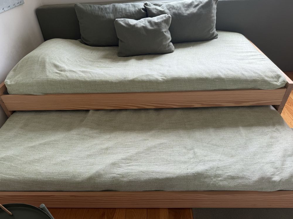 Cama dupla de solteiro 90x200 em pinho, com 2 colchoes e colchas.