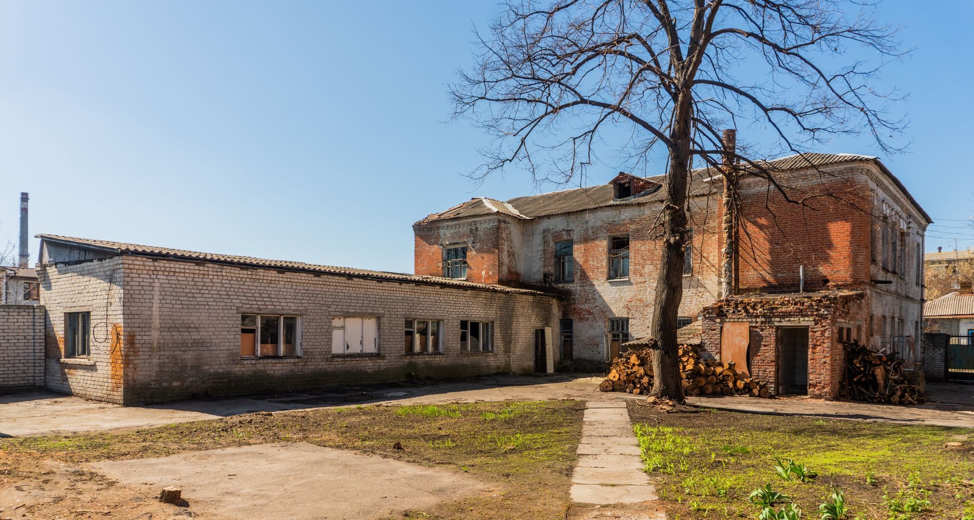 Продаж комерційного комплексу окремих будівель з двором в центрі