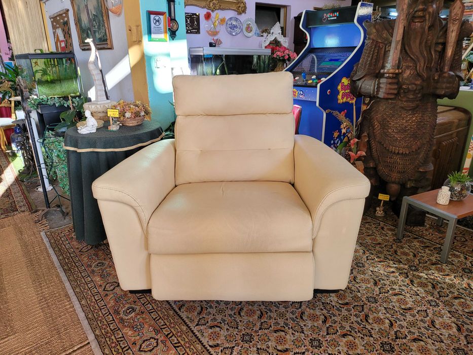 Sofá Relax em pele - Elétrico - Pequenas marcas de uso