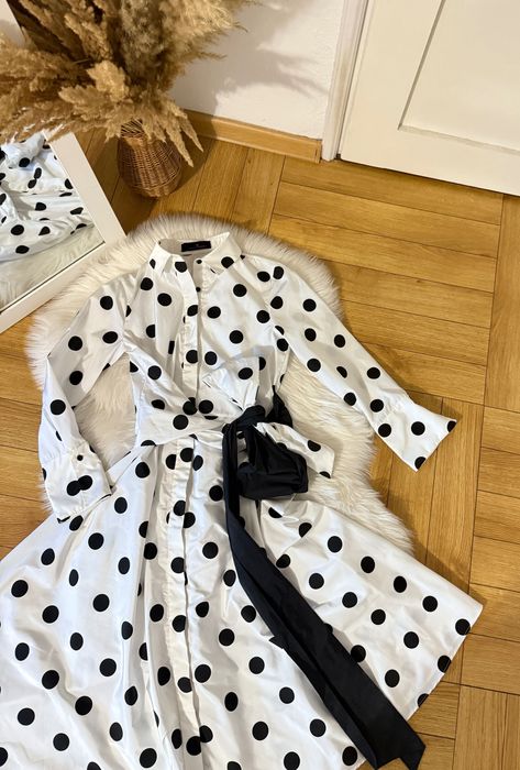 Sukienka w grochy CAROLINA HERRERA midi