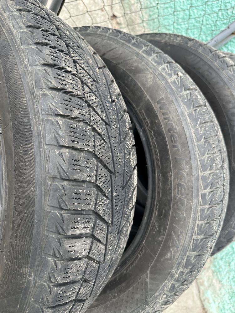 Резина зимня Hankook 215 60 R17