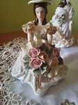 Porcelanowa figurka dama z kwiatami – ręcznie zdobiona