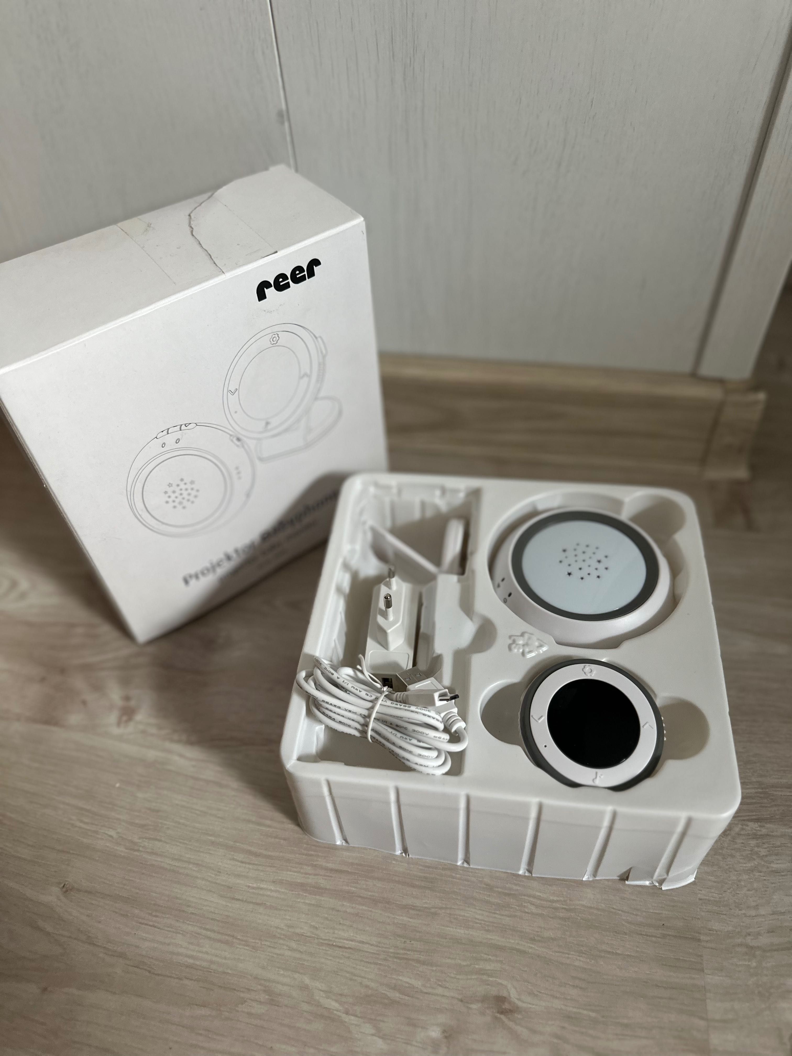Cyfrowa niania audio z lampką projektorem gwiazd i pozytywką - REER