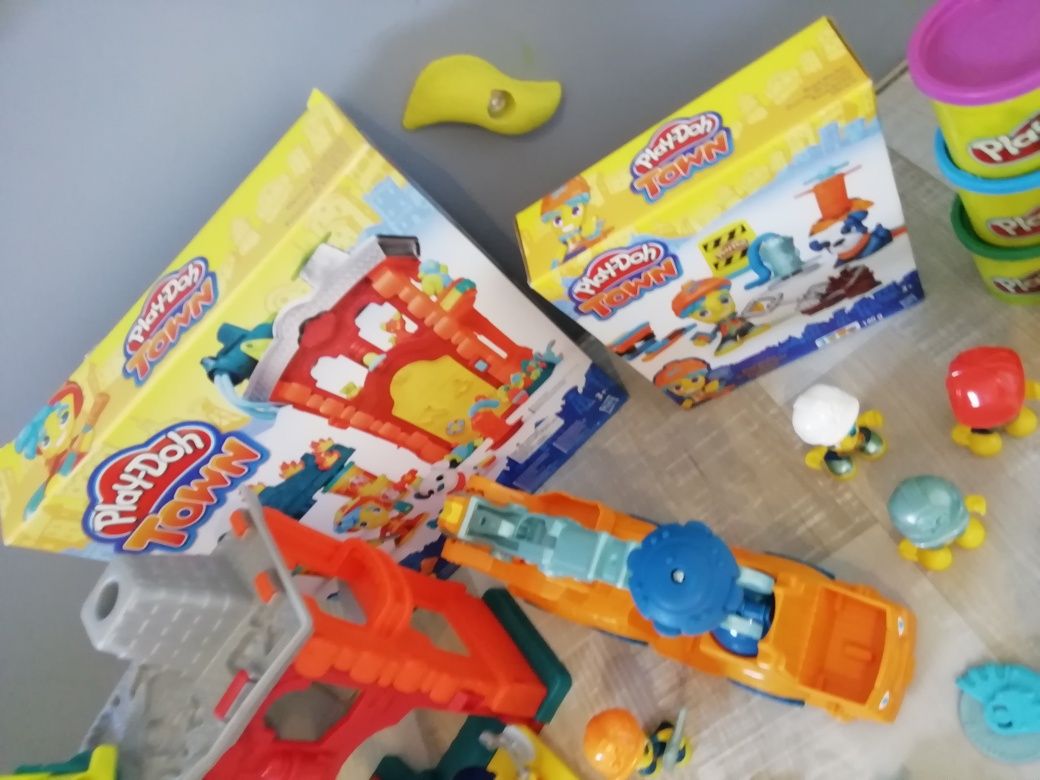 Mega zestaw ciastoliny Play-Doh Remiza strażacka i budowa + GRATIS