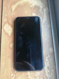 iPhone 11 usado (semi-novo) com capa preta