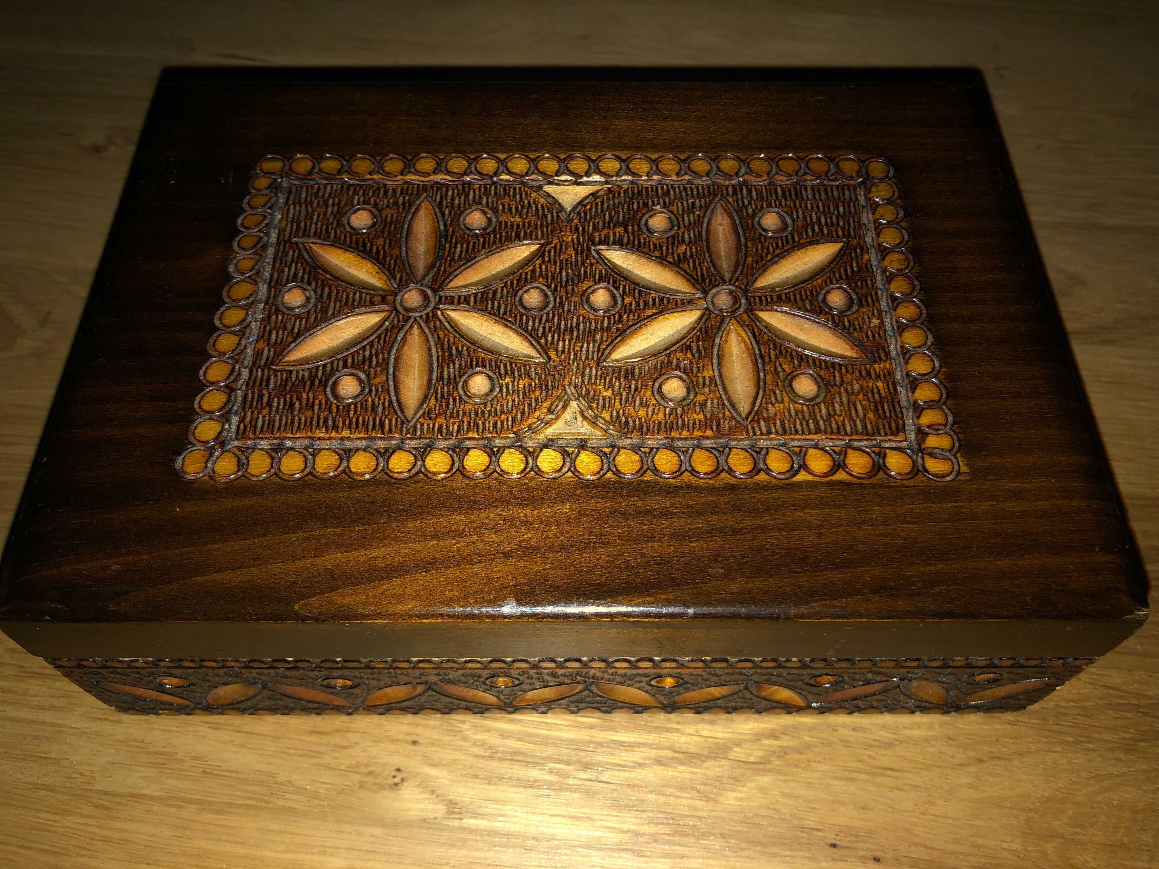 Średnia, drewniana szkatułka Vintage