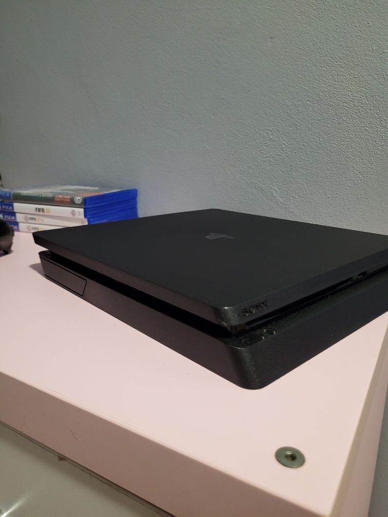 Playstation 4 slim 500gb, pad, 4 gry