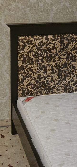 Stylowe łóżko ze stelażem i materacem.