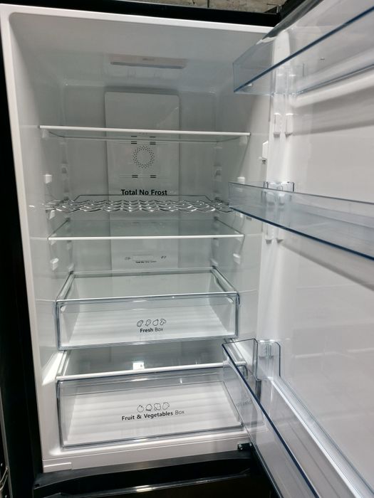 Холодильник Hisense noFrost висота 1.84 см. 3 шуфляди на морозильна к