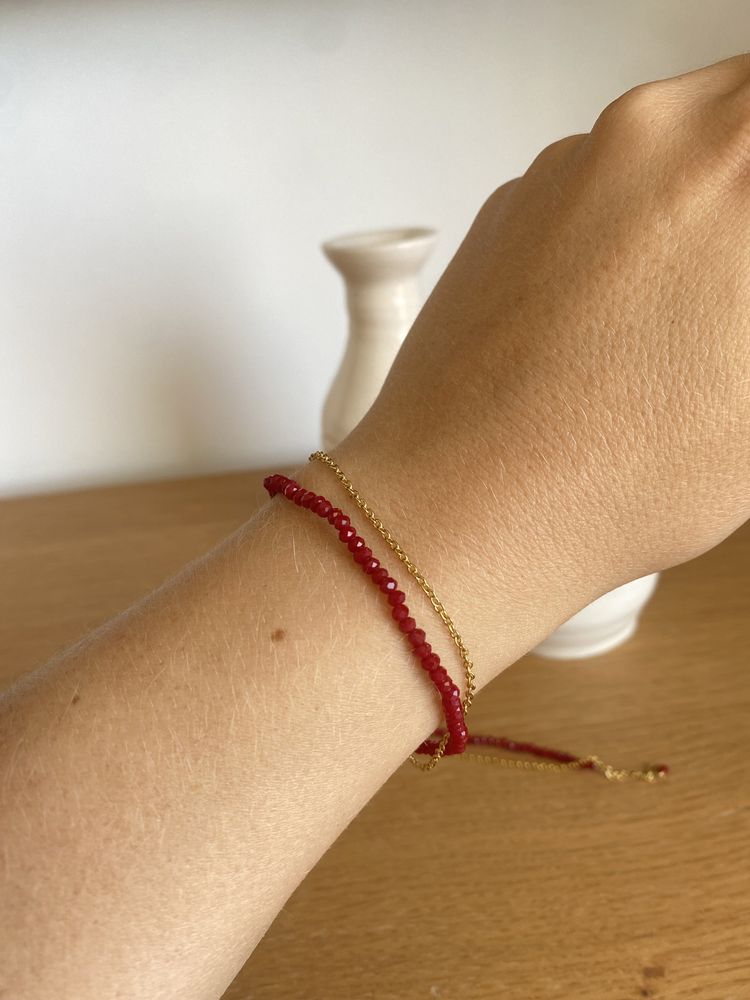 Pulseira dourada com pedras naturais