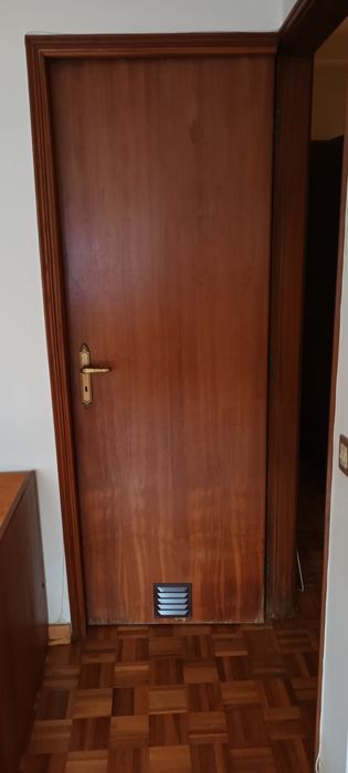 Portas em madeira castanhas