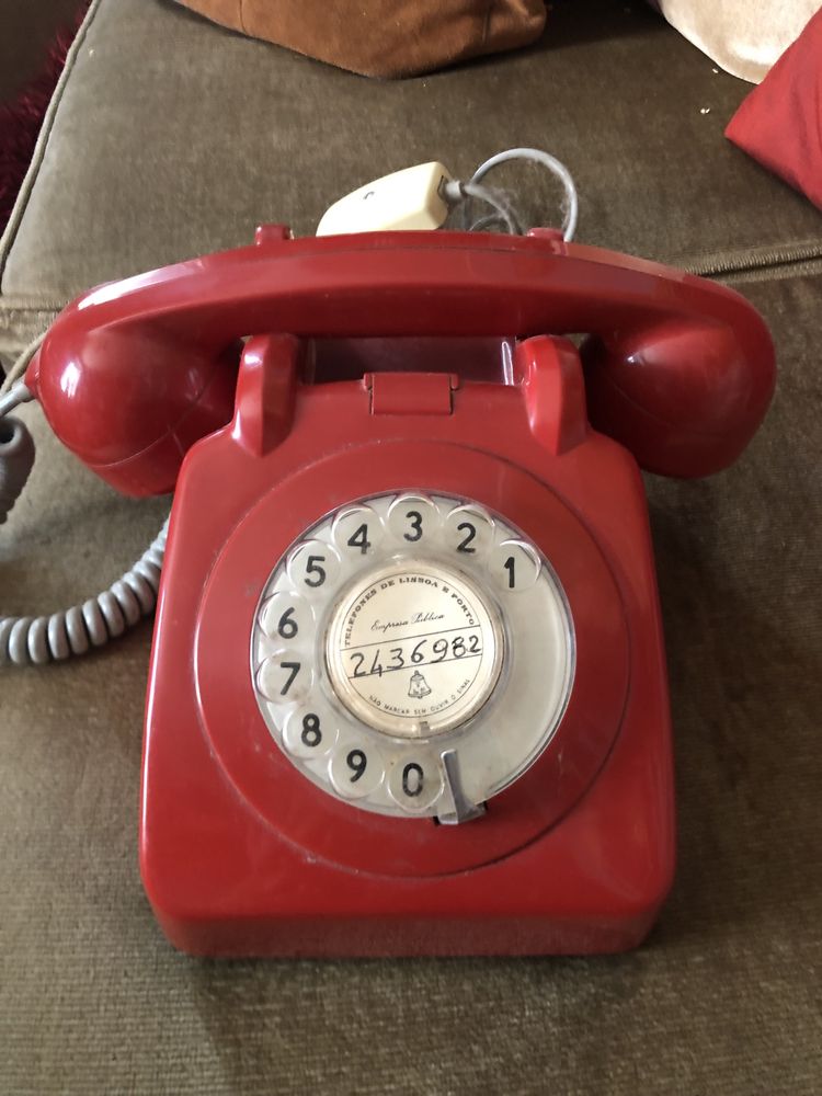 Telefone vermelho antigo