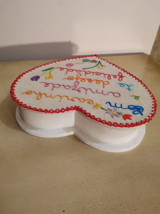 Guarda jóias em forma de coração, com a tampa forrada a linho bordado.