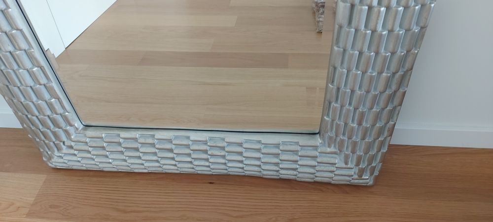 Espelho decorativo com moldura em madeira