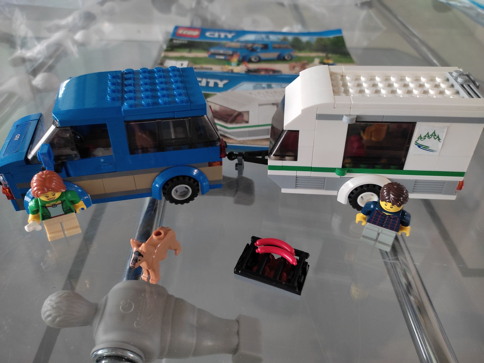 LEGO City van z przyczepą 60117