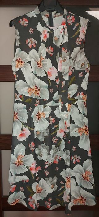 Sukienka w kwiaty z kokardą