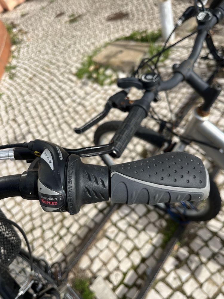 Bicicleta com cesto Deed roda 28 semi-nova