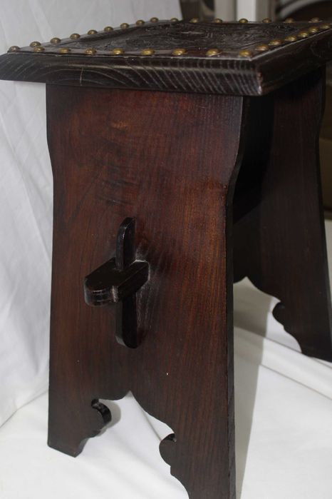 1 banco, em Castanho, sec.XVIII, caravela Portuguesa, gravada no Couro