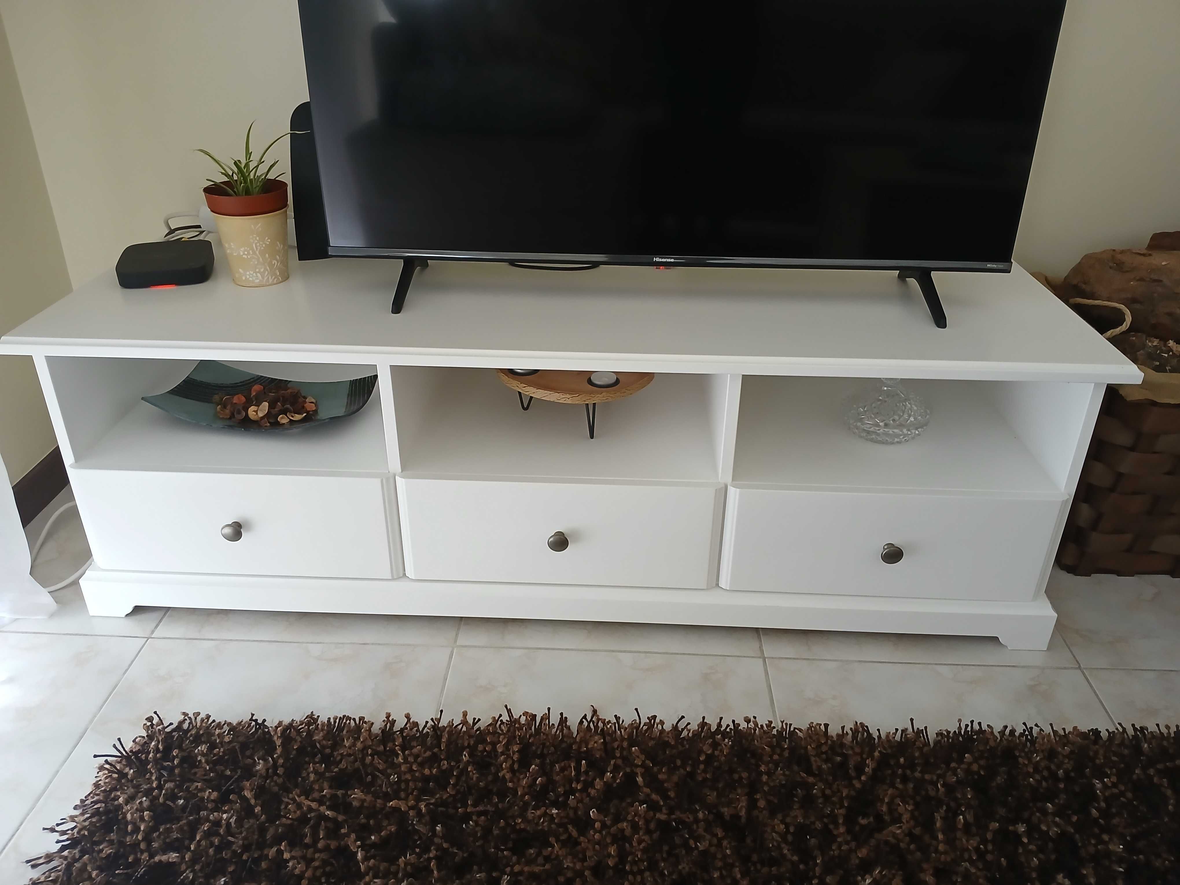 Móvel branco para TV