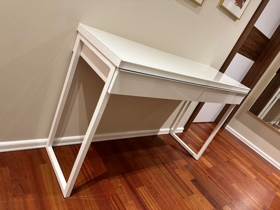 Biurko, toaletka, konsola Besta Burs ikea  jak nowa z szybą