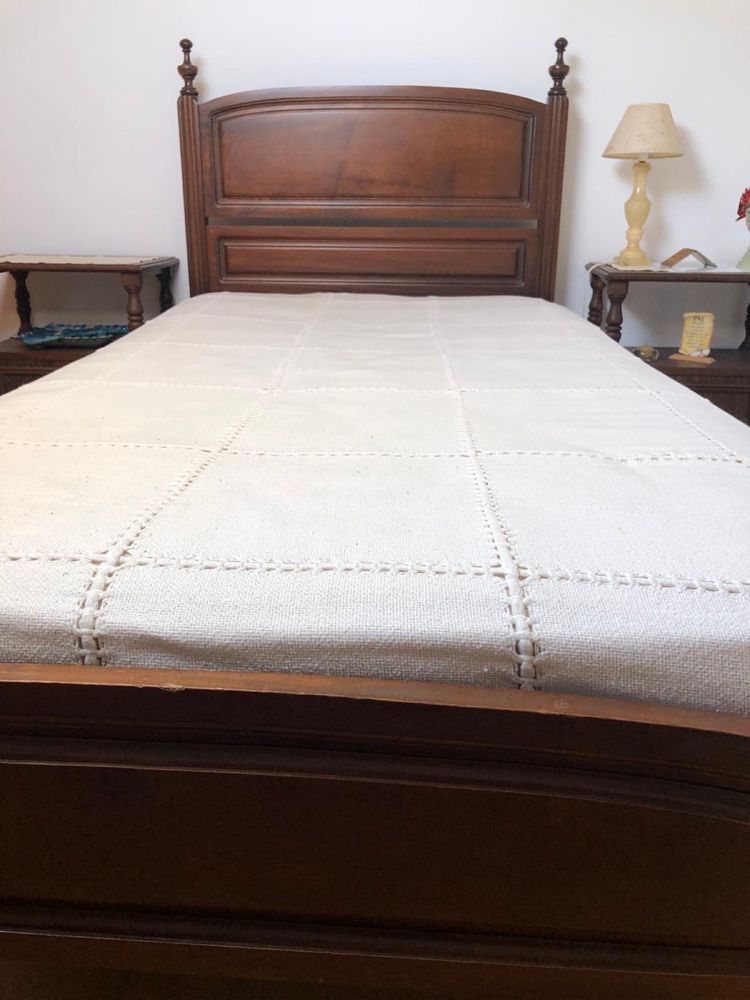 Cama de madeira com colchão