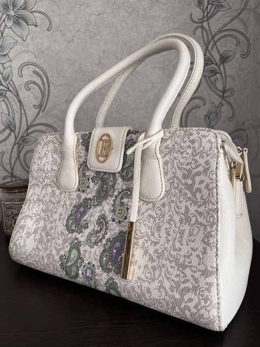 Біла класична сумка