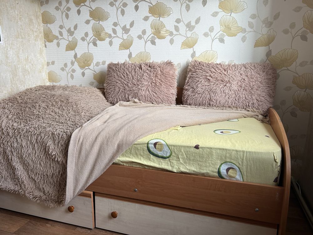 Дитяча спальня (ліжко, шафи, стіл, стілець, полички)