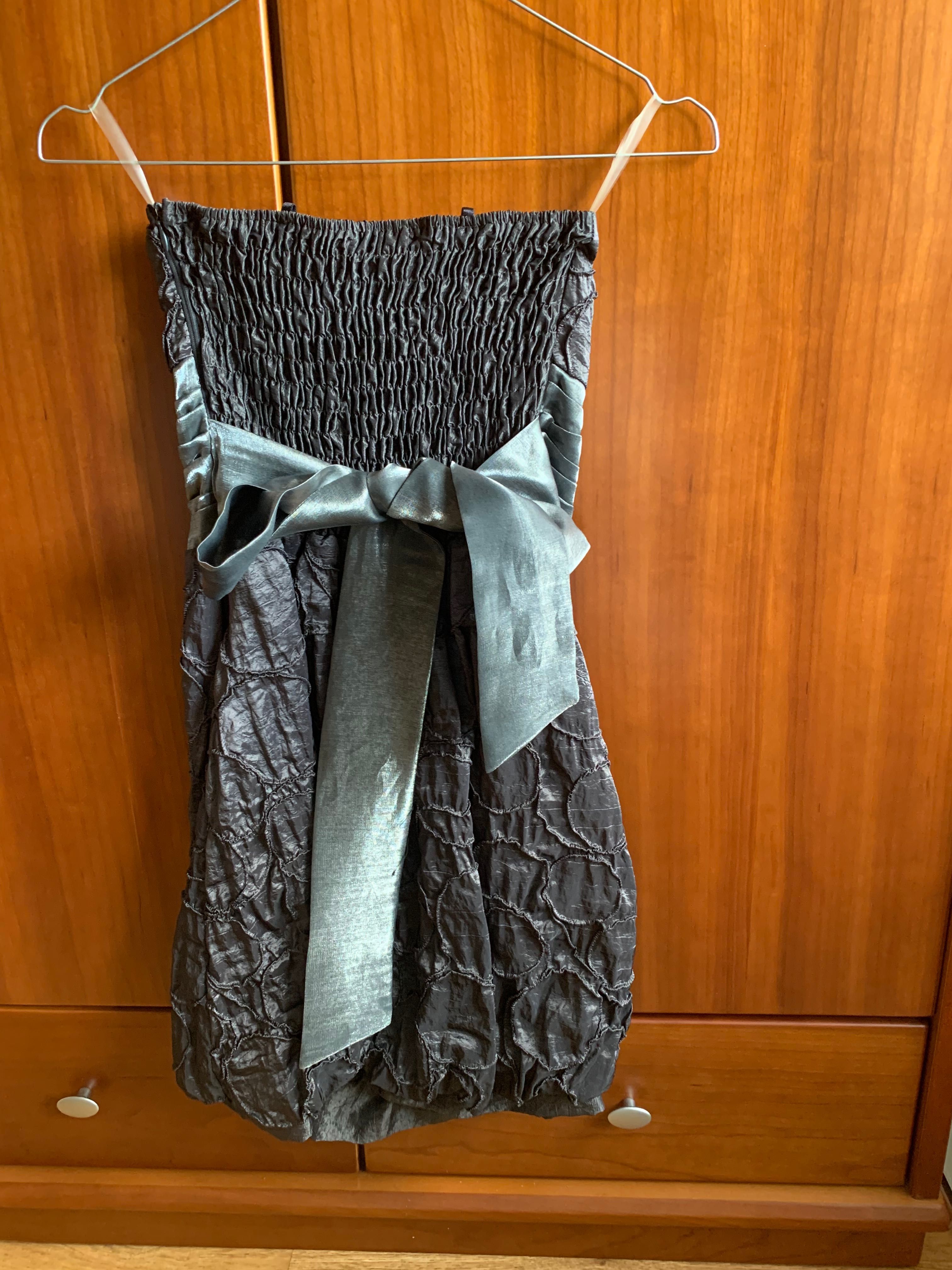 Vestido cerimónia cinzento pelo joelho