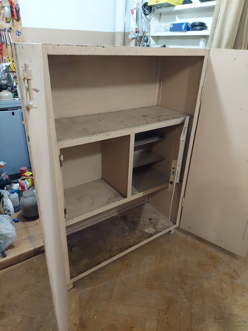 Металлический шкаф для инструментов или для склада.