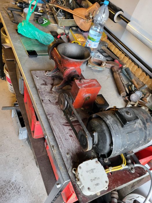 Maszynka do miesa, duza. Stara z silnikiem. Elektryczna. Alfa