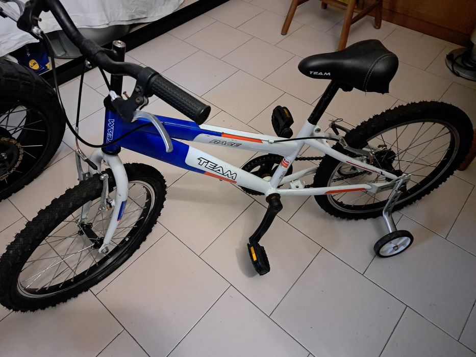 Bicicleta com apoio pedais