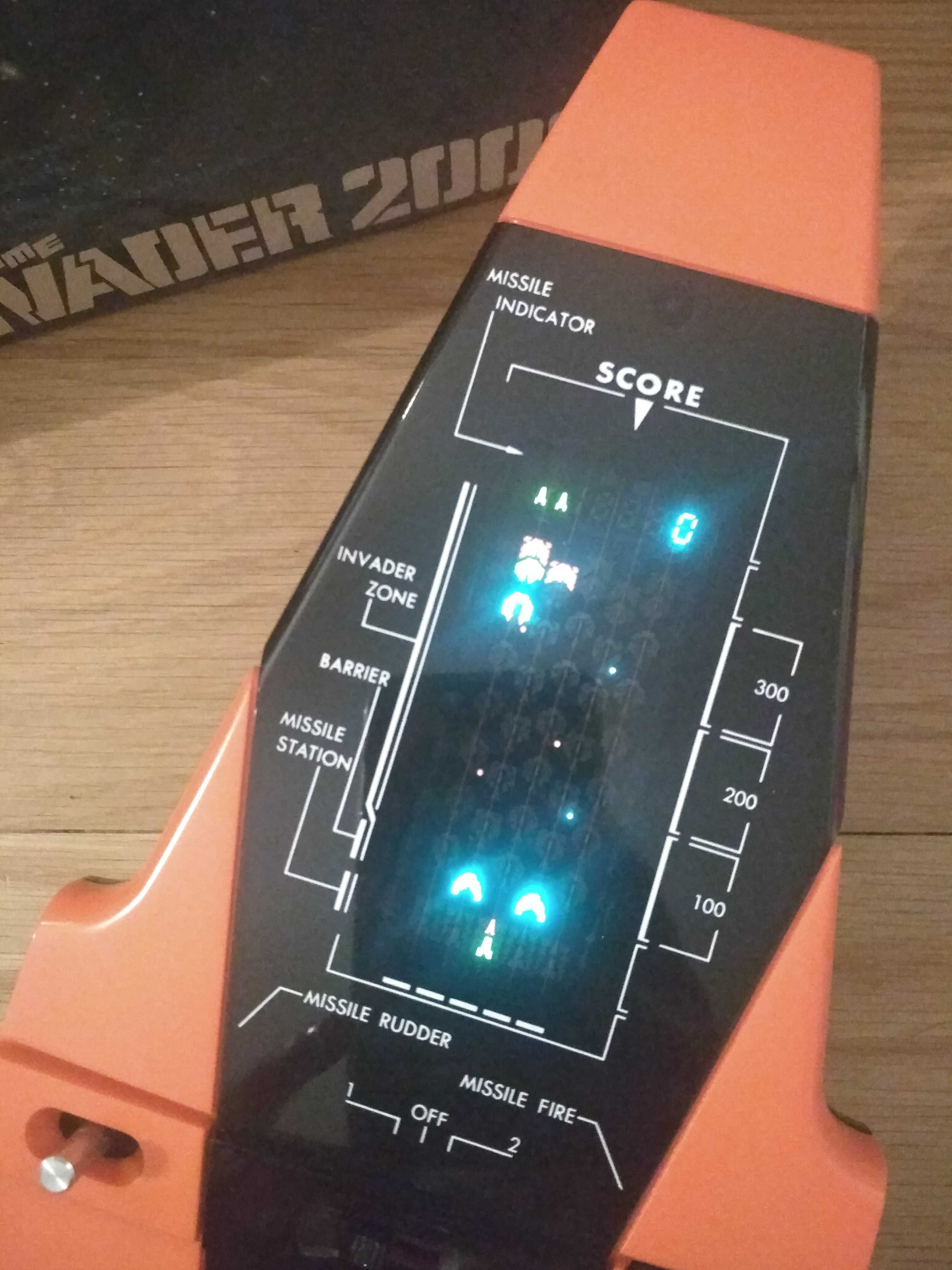 Consola Invader 2000 com caixa e a funcionar na perfeição.