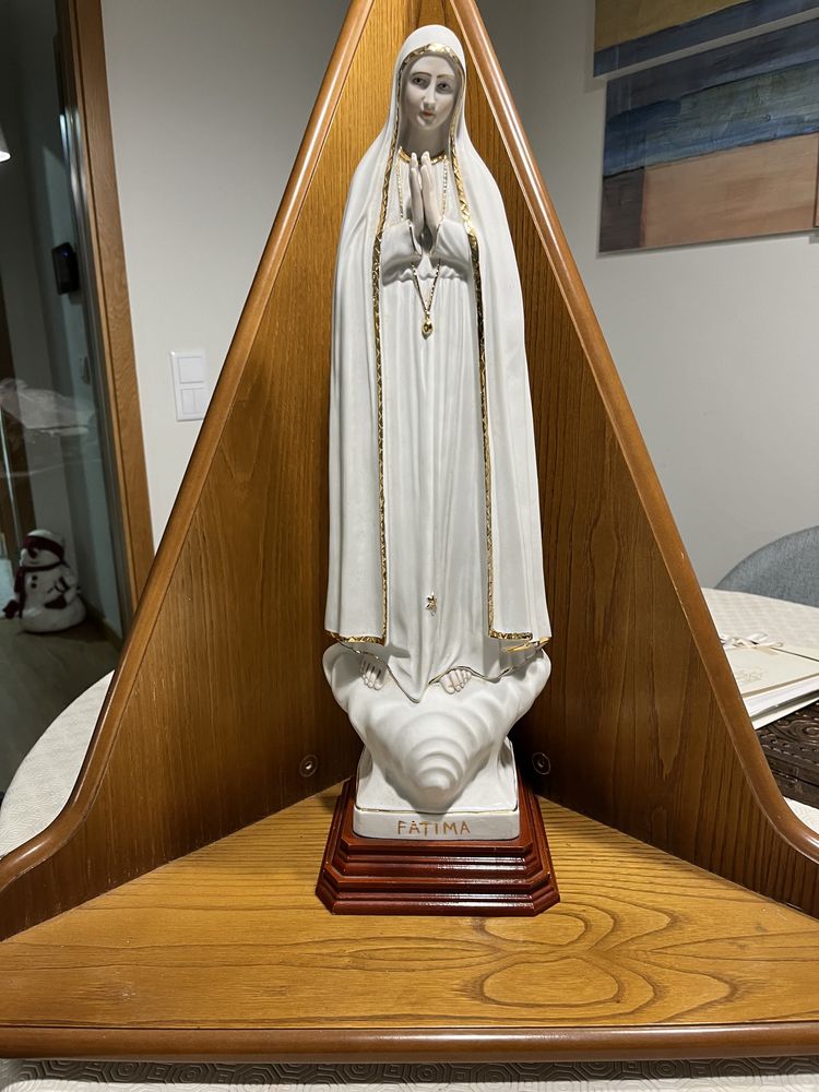 Nossa Senhora de Fatima com altar em madeira