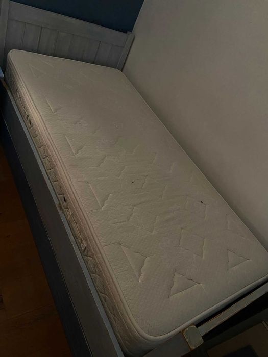 Cama de solteiro em madeira com colchão