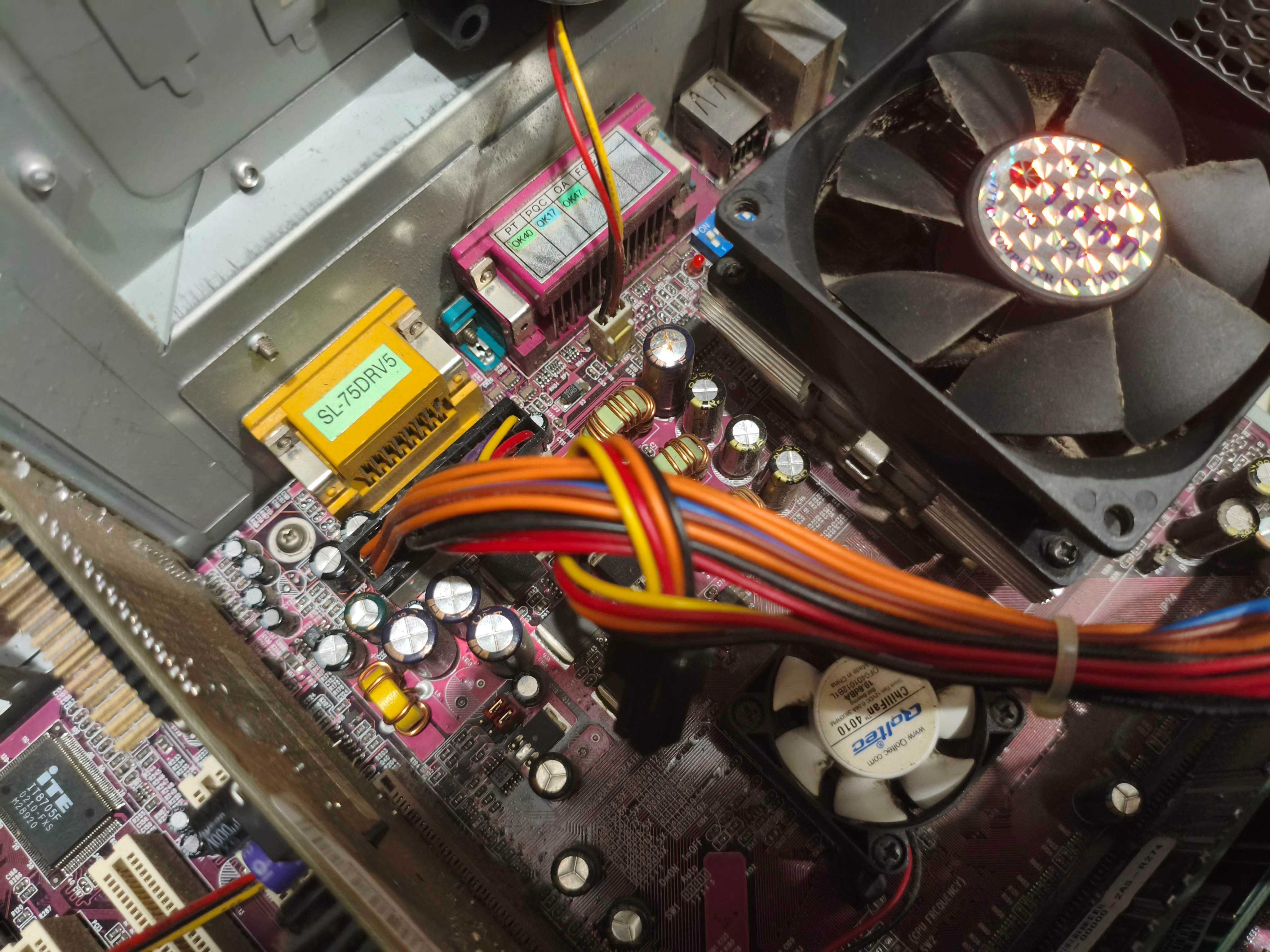 Stary komputer Duron 1,6HGz płyta Soltek, HDD 40GB, 256MB RAM