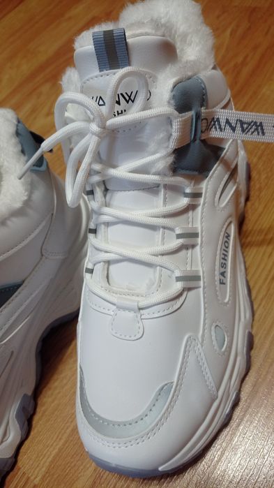 Утеплённые кросовки новые