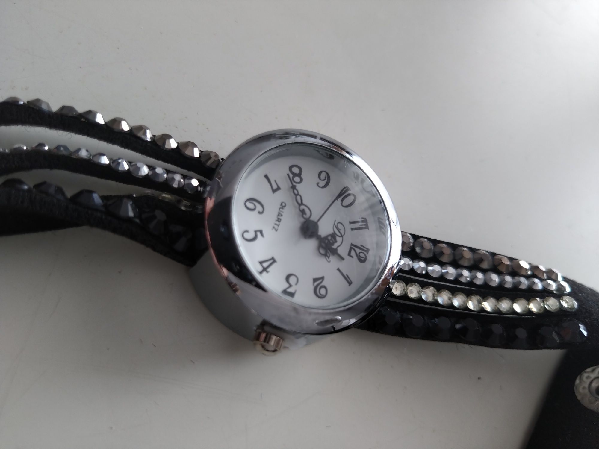 Czarny zegarek na bransoletce
