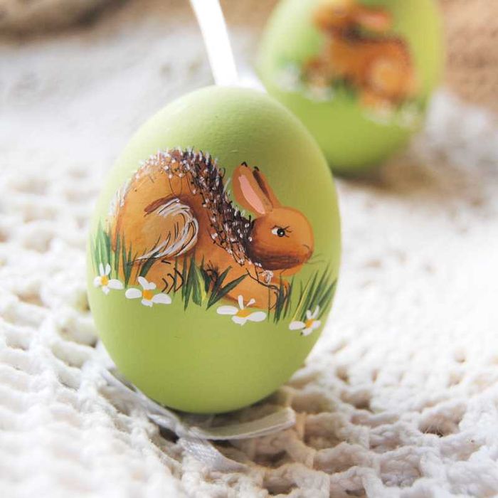 Pisanka zajączek na zielonym tle